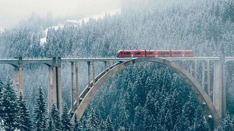 Brücke mit Zug