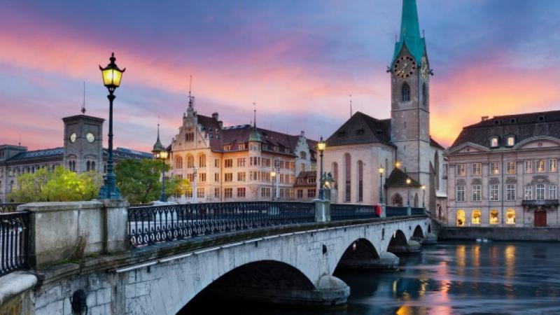 Stadt Zürich im Abendrot