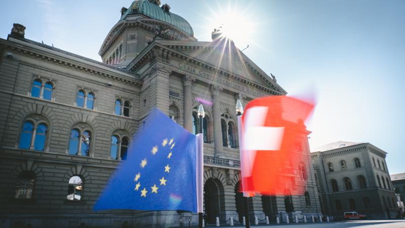 Schweizer und EU Flagge vor dem Bundeshaus